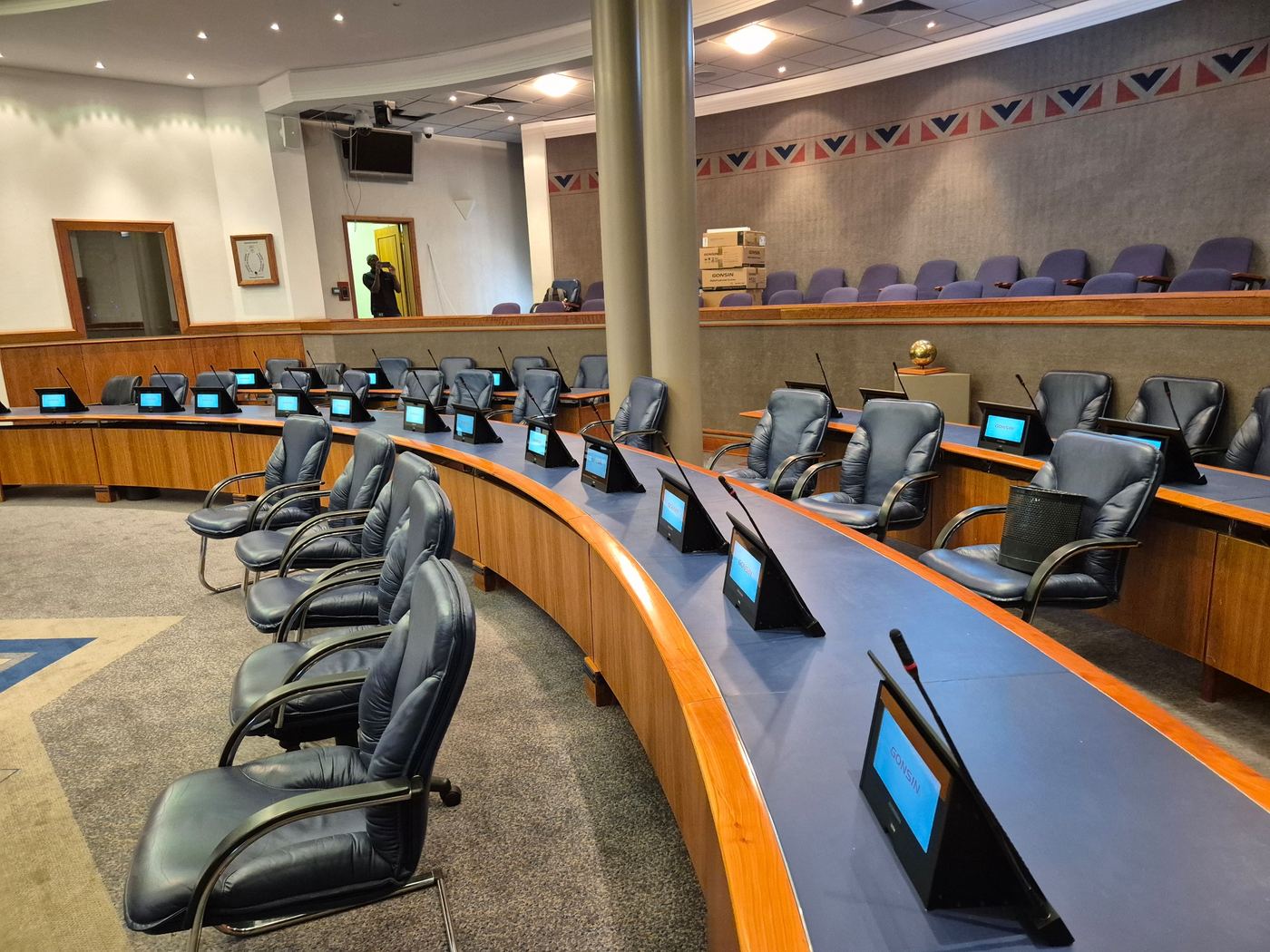 Chamber seating with integrated microphone and screen units